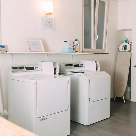 Tomato Backpackers Хостел *