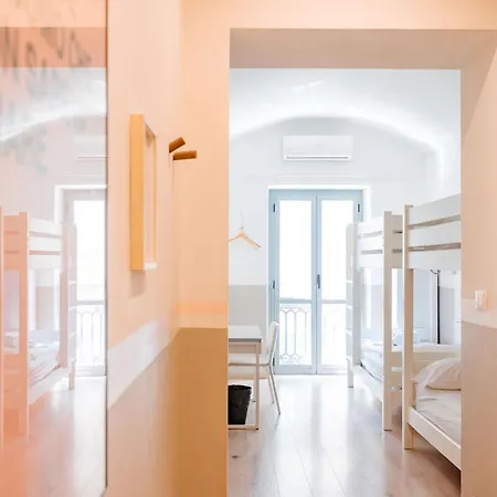 Tomato Backpackers Хостел Турин