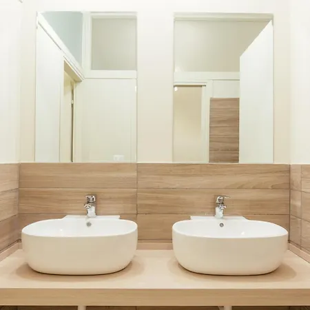 Tomato Backpackers Хостел