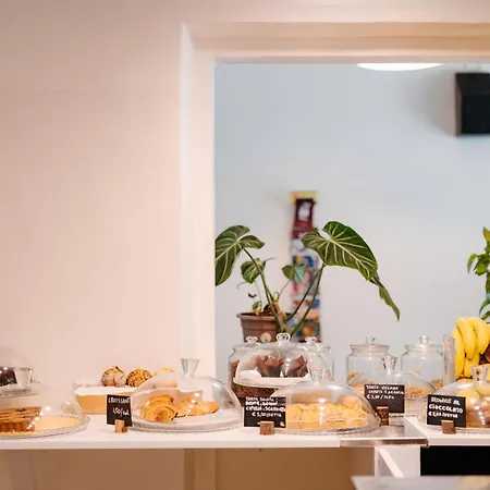 Хостел Tomato Backpackers *