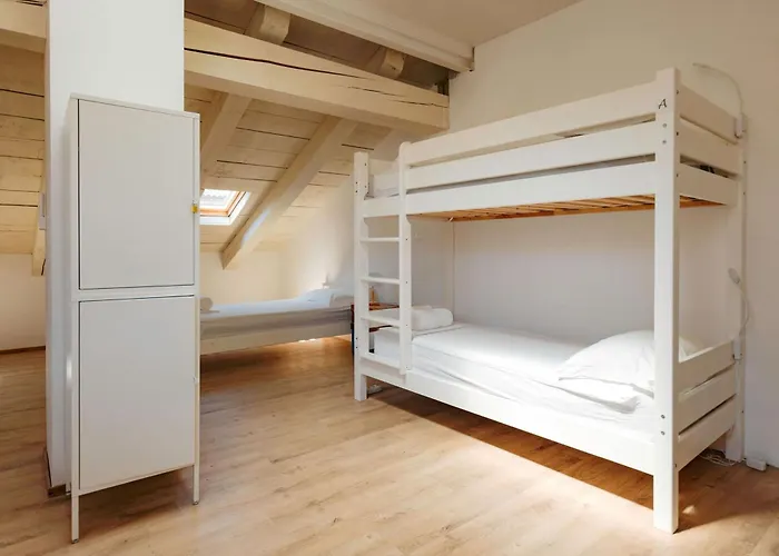 Tomato Backpackers Хостел