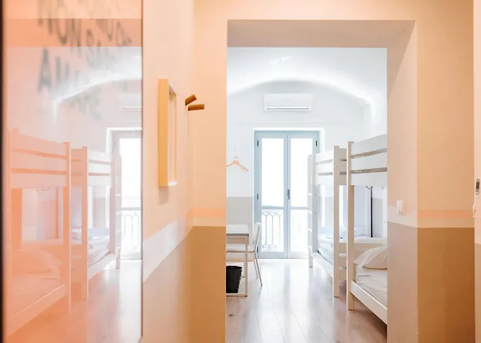 Tomato Backpackers Хостел Турин
