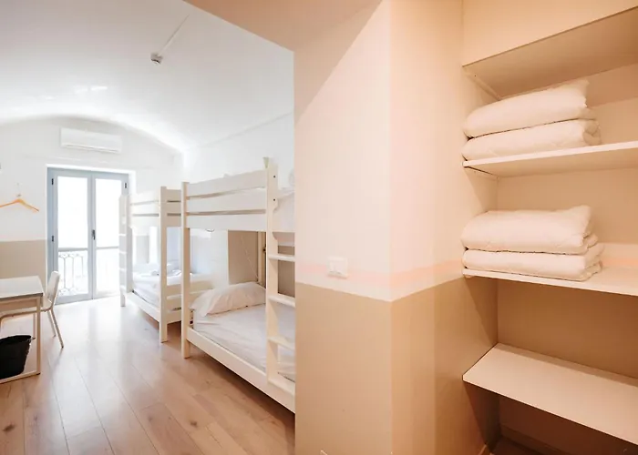 Хостел Tomato Backpackers *