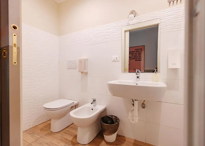Tomato Backpackers Хостел Турин
