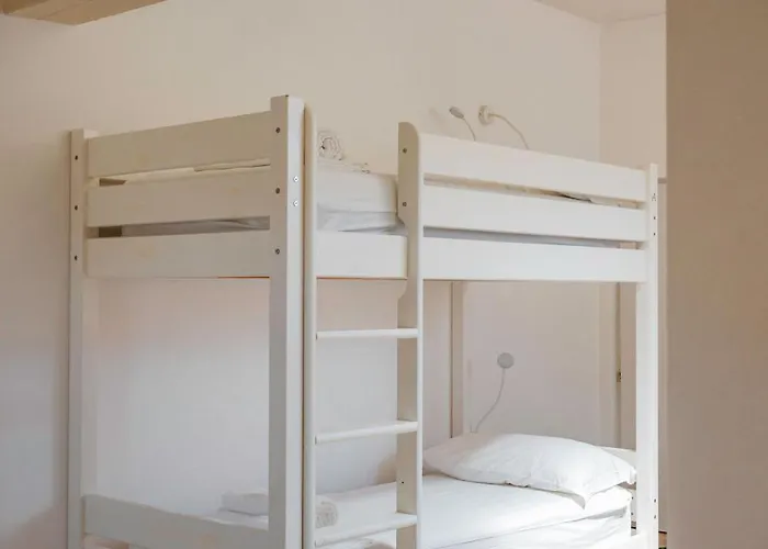 Tomato Backpackers Хостел Турин