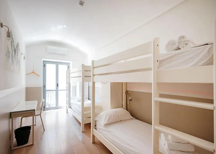Tomato Backpackers Хостел Турин