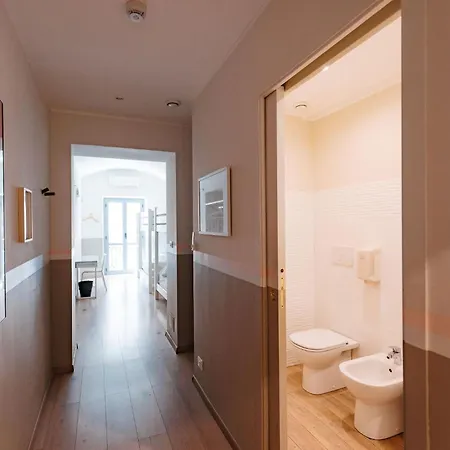 Tomato Backpackers Ostello *